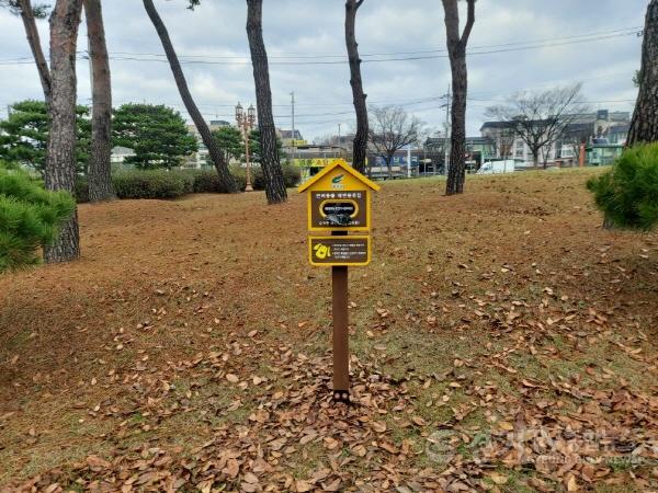 [크기변환]02-반려견 산책, 배변봉투함으로 펫티켓 걱정없어요! -신륵사공원 2.jpg