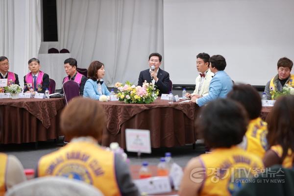 [크기변환]5-1. 이상일 용인특례시장이 29일 라이온스클럽 회원과의 간담회에서 인사말을 하고 있다.JPG