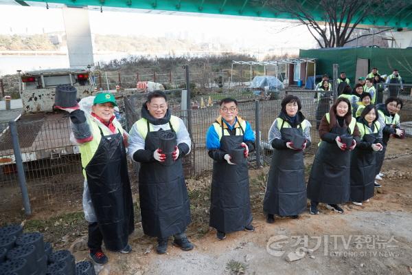 [크기변환]20231130 용인특례시의회, 소외계층과 따뜻한 나눔으로 함께하는 사랑의 연탄나눔 봉사(2).jpg