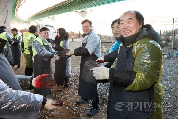 [크기변환]20231130 용인특례시의회, 소외계층과 따뜻한 나눔으로 함께하는 사랑의 연탄나눔 봉사(4).jpg