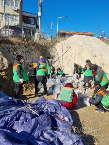 [크기변환]창전동 안전협의체 모래주머니 제작 및 비치 활동 (1).jpg