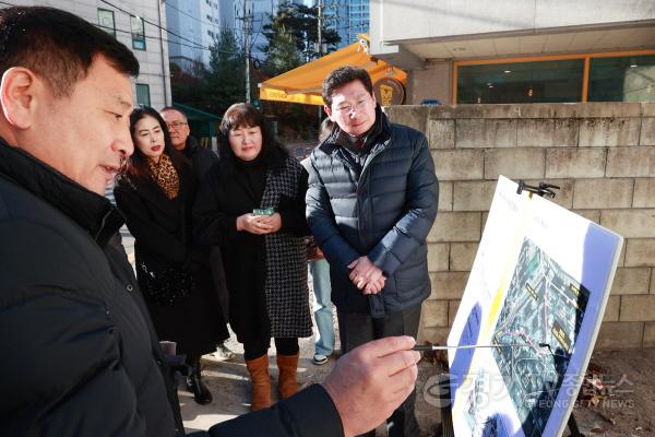 [크기변환]10-1. 이상일 용인특례시장이 30일 동천동 주민들과 함께 구 농협사거리 전신주 지중화 사업에 대한 시 관계자의 설명을 듣고 있다..jpg