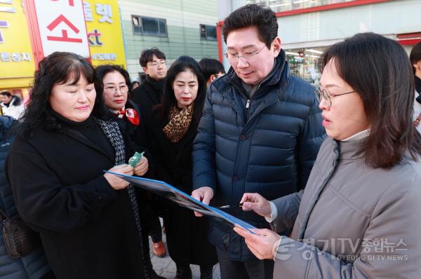 [크기변환]10-2. 이상일 용인특례시장이 30일 동천동 관계자, 주민들과 함께 롯데슈퍼와 다이소 건물 앞 보도 불법 주정차 문제를 논의하고 있다..jpg