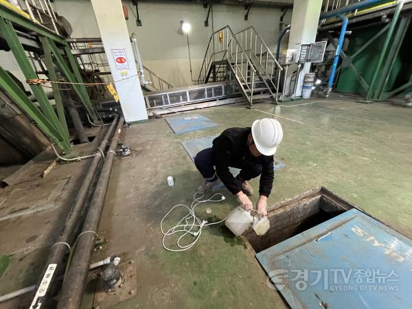 [크기변환]1-2. 서울의과학연구소 관계자가 기흥레스피아에서 하수를 채취하고 있다.jpg