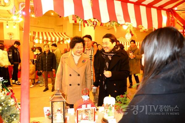 [크기변환]김경희 이천시장, 모가면 시몬스테라스 크리스마스마켓 방문 (1).jpg