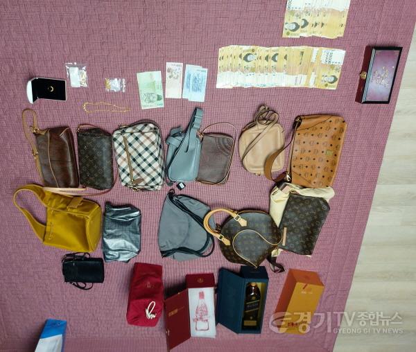 [크기변환]6. 용인특례시 체납기동팀이 수지구의 한 고액 상습체납자의 가택에서 발견한 명품백과 현금 귀금속 등.jpg