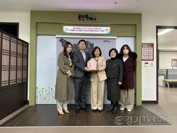 [크기변환]3. 김희정 용인교육지원청 교육장이 지난 4일 이상일 시장을 방문해 대학수학능력시험이 안전하게 진행될 수 있도록 지원한 것에 대해 감사의 뜻을 표했다..jpg