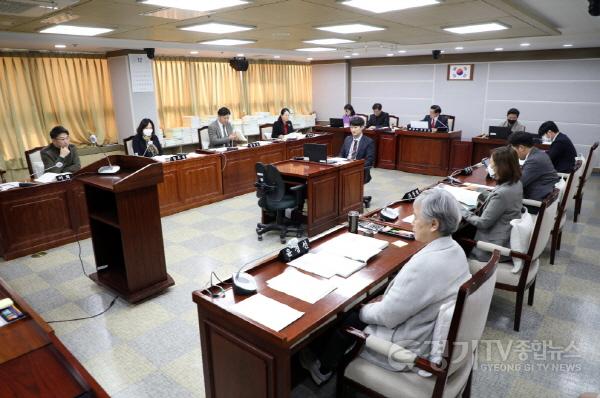 [크기변환]사본 -복지안전위원회 안건심사.jpg