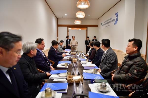 [크기변환]231207_경기신보_고객자문위원회_소통정담회(회의).jpg