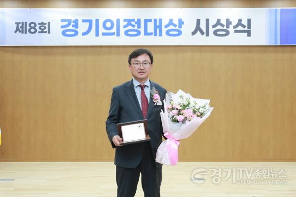[크기변환]이천시의회 김하식 의장, 제8회 경기의정대상 공로상 수상_1.JPG