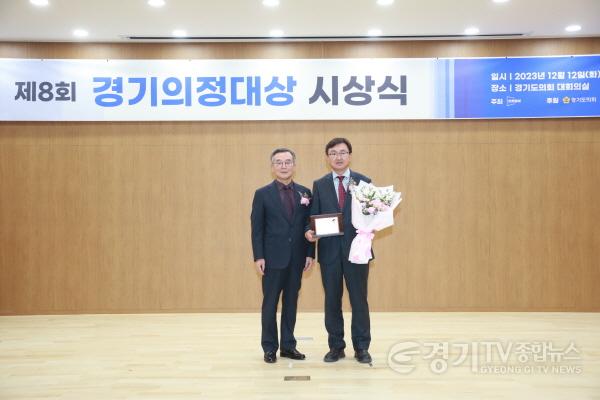 [크기변환]이천시의회 김하식 의장, 제8회 경기의정대상 공로상 수상_2.JPG