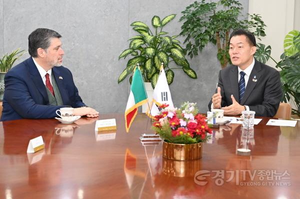 [크기변환]1.이재준 수원특례시장,카를로스 페냐피엘 소토 주한 멕시코 대사 접견.jpg