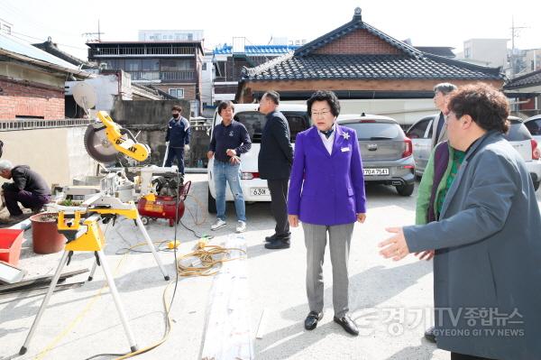 [크기변환]2023 경기도 주택행정 우수 시⸱군 평가 3년 연속 우수상 수상(김경희 이천시장이 희망하우징 재능기부현장을 둘러 보고 있다.) (1).jpg