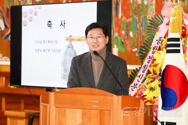[크기변환]5-2. 이상일 용인특례시장이 지난 16일 호국선봉사에서 열린 2023년 용인시 불교연합회 송년 법회에 참석해 축사를 하고 있다..jpg