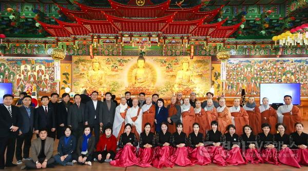 [크기변환]5-3. 이상일 용인특례시장은 16일 오후 처인구 역북동 용인 호국선봉사 대웅전에서 열린 ‘2023년 용인시 불교연합회 송년 법회’에 참석했다..jpg