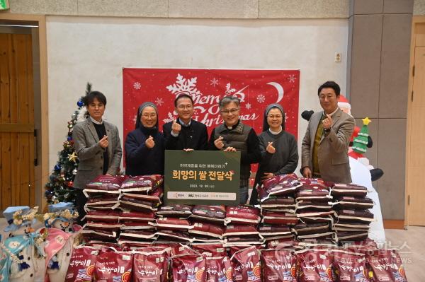 [크기변환](보도자료)‘훈훈한 연말 되길’... 화성시, 농협 화성시지부와 복지시설에 쌀 기부.JPG