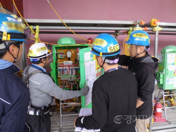 [크기변환]사진1. 삼성전자 및 협력회사 임직원이 함께 현장 안전활동을 진행하고 있다.JPG