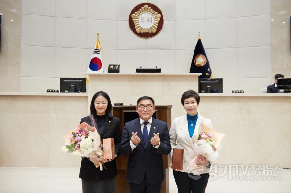 [크기변환]20231222 용인특례시의회 황미상·기주옥 의원, 경기도시·군의회의장 남부권협의회 의정활동 우수의원 표창 수상.jpg