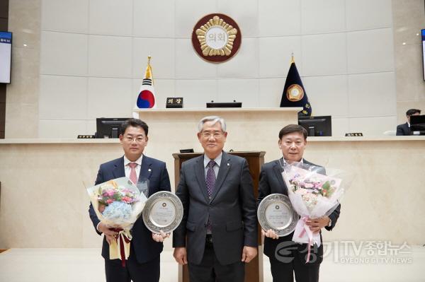[크기변환]20231222 용인특례시의회 황재욱·이진규 의원, 자랑스런 의원상 수상.jpg