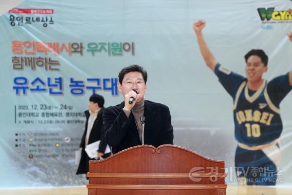 [크기변환]4-1. 용인특례시와 우지원이 함께하는 유소년농구대회에 개회식에서 축사를 하고 있는 이상일 용인특례시장의 모습.jpg