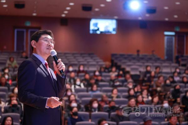 [크기변환]1-3. 이상일 용인특례시장이 지난 22일 신규 통리장을 대상으로 특강을 진행했다.JPG