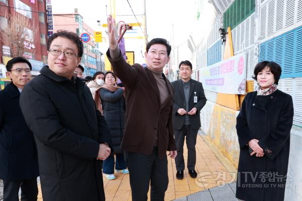 [크기변환]11-2. 이상일 용인특례시장이 21일 신갈초등학교를 방문해 방음벽 교체 공사와 관련된 상황을 학교 관계자와 학부모들에게 설명하고 있다.jpg
