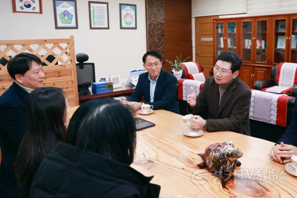 [크기변환]11-4. 이상일 용인특례시장이 보라초등학교를 찾아 학교 관계자, 학부모대표들과 간담회를 가졌다..jpg