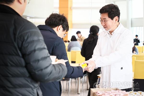 [크기변환]3-3. 이상일 용인특례시장이 2일 구내식당에 마련된 떡국오찬에서 직원들에게 약과 등을 나누며 덕담을 건넸다.jpg