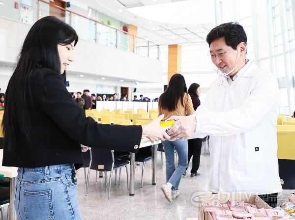 [크기변환]3-4. 이상일 용인특례시장이 2일 구내식당에 마련된 떡국오찬에서 직원들에게 약과 등을 나누며 덕담을 건넸다.jpg