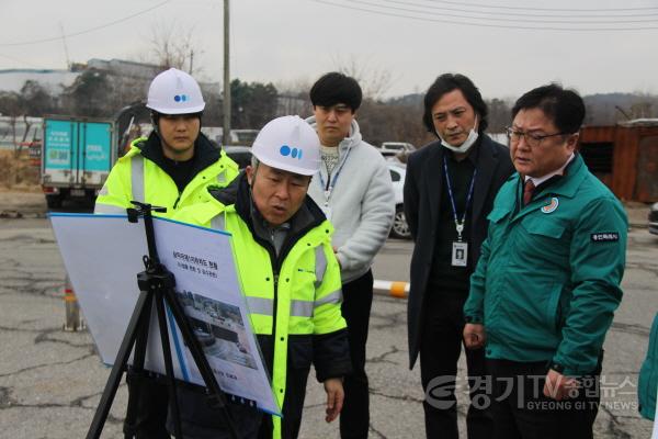 [크기변환]5. 황규섭 기흥구청장이 2일 오후 신갈동 도로관리센터를 방문해 구 관계자로부터 제설 대책을 보고 받고 있다..jpg