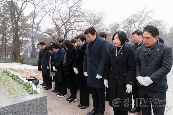 [크기변환]20210102 용인특례시의회, 현충탑 참배로 새해 일정 시작(4).jpg