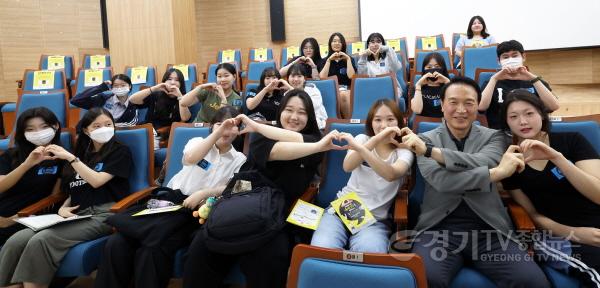 [크기변환]240102 경기 중고교생 10명 중 8명 “현재 학교생활에 만족”(홍보기획관)사진1 7월 19일 교육활동 보호, 우리 모두를 위하여.jpg