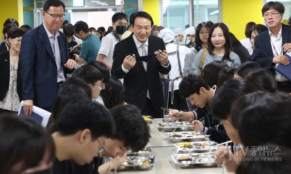 [크기변환]240102 경기 중고교생 10명 중 8명 “현재 학교생활에 만족”(홍보기획관)사진3 9월 4일 광교호수중 자율선택급식.jpg