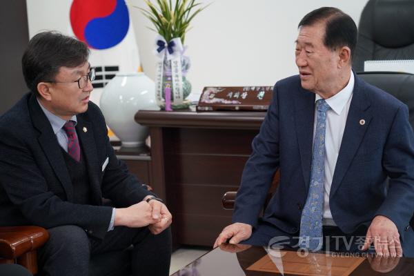 [크기변환]사진(이천시의회 김하식 의장, 새해 맞아 대한노인회 방문).jpg