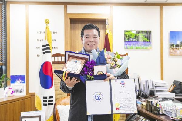 [크기변환]사진2_2023 대한민국사회발전대상 기념촬영_이계철 의원_2.jpg