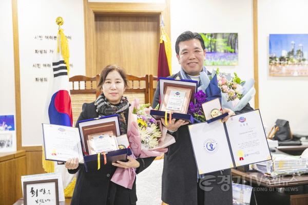 [크기변환]사진3_2023 대한민국사회발전대상 기념촬영_이계철 의원_3.jpg