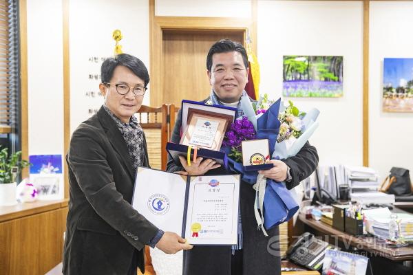 [크기변환]사진1_2023 대한민국사회발전대상 기념촬영_이계철 의원_1.jpg