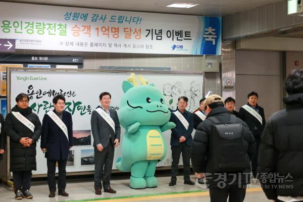 [크기변환]1-2. 이상일 용인특례시장이 지난 3일 경전철 기흥역에서 시민들에게 새해 인사를 하고 있다.JPG