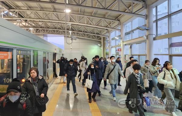 [크기변환]1-3. 용인경전철이 개통 11년만에 누적 승객 1억명을 돌파했다. 기흥역에 도착한 경전철에서 많은 시민이 쏟아져나오고 있다..jpg