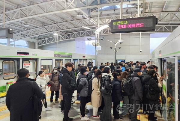 [크기변환]1-4. 용인경전철이 개통 11년만에 누적 승객 1억명을 돌파했다. 기흥역에서 경전철을 탑승하려는 시민들이 줄을 서 있다.jpg