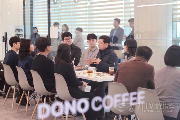 [크기변환]2-3. 이상일 용인특례시장이 청사 내 개점한 카페에서 신규 직원들과 차담회를 가졌다.JPG