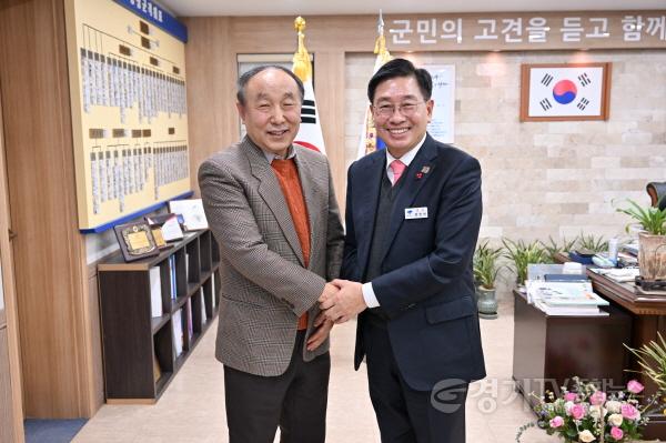 [크기변환]01 양평군립미술관 하계훈 명예관장 취임 (1).jpg