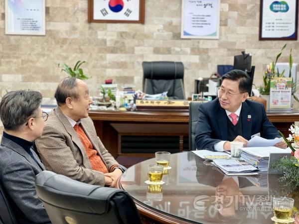 [크기변환]01 양평군립미술관 하계훈 명예관장 취임 (2).jpg