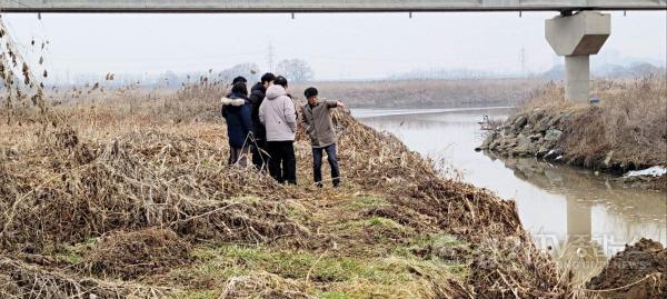 [크기변환]240111 평택(의회) 평택시의회 유승영 의장, 관리천 유해물질 유출사고 현장 방문 (2).jpeg