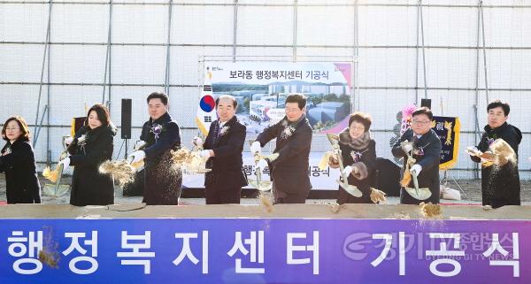 [크기변환]8-3. 이상일 용인특례시장(오른쪽에서 네번째)이 23일 기흥구 보라동 609-3번지에서 열린 보라동 행정복지센터 기공식에서 내빈들과 함께 시삽(처음 삽을 뜨는 것)을 하고 있다..jpg