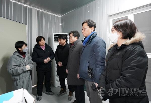 [크기변환][사진자료] 하남시의회 도시건설위원회, 1월 22일 미사동 소재 하남시 동물보호센터 운영‧관리 실태 점검 현장.(사진_하남시의회 제공).jpg