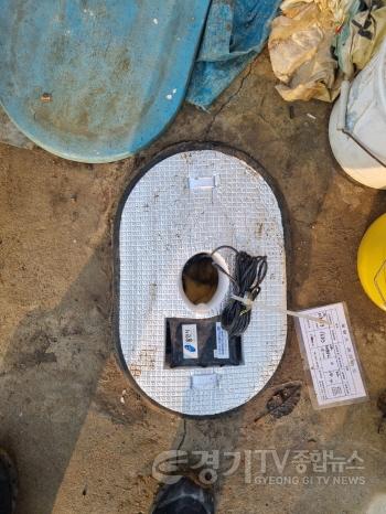 [크기변환]4-2. 용인특례시가 한파로 인한 수도계량기 동파를 방지하기 위해 보온재를 무상으로 배포하고 현장을 방문해 설치작업을 진행했다..jpg