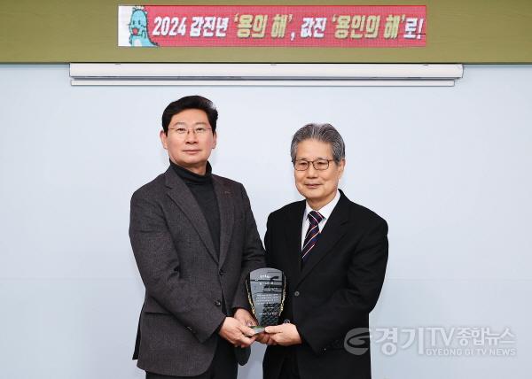 [크기변환]5-2. 이상일 용인특례시장이 서각 작품을 기증한 김총기 작가에게 감사패를 전달했다..jpg