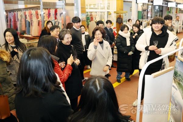 [크기변환]사본 -김보라 시장이 시민들과 함께 이야기를 나누고 있다..jpg