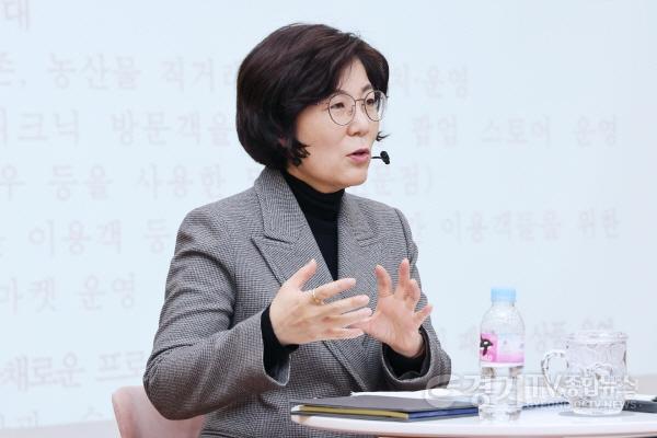 [크기변환]사본 -김보라 시장이 정책공감토크에 참석해 시정설명을 하고 있다..jpg